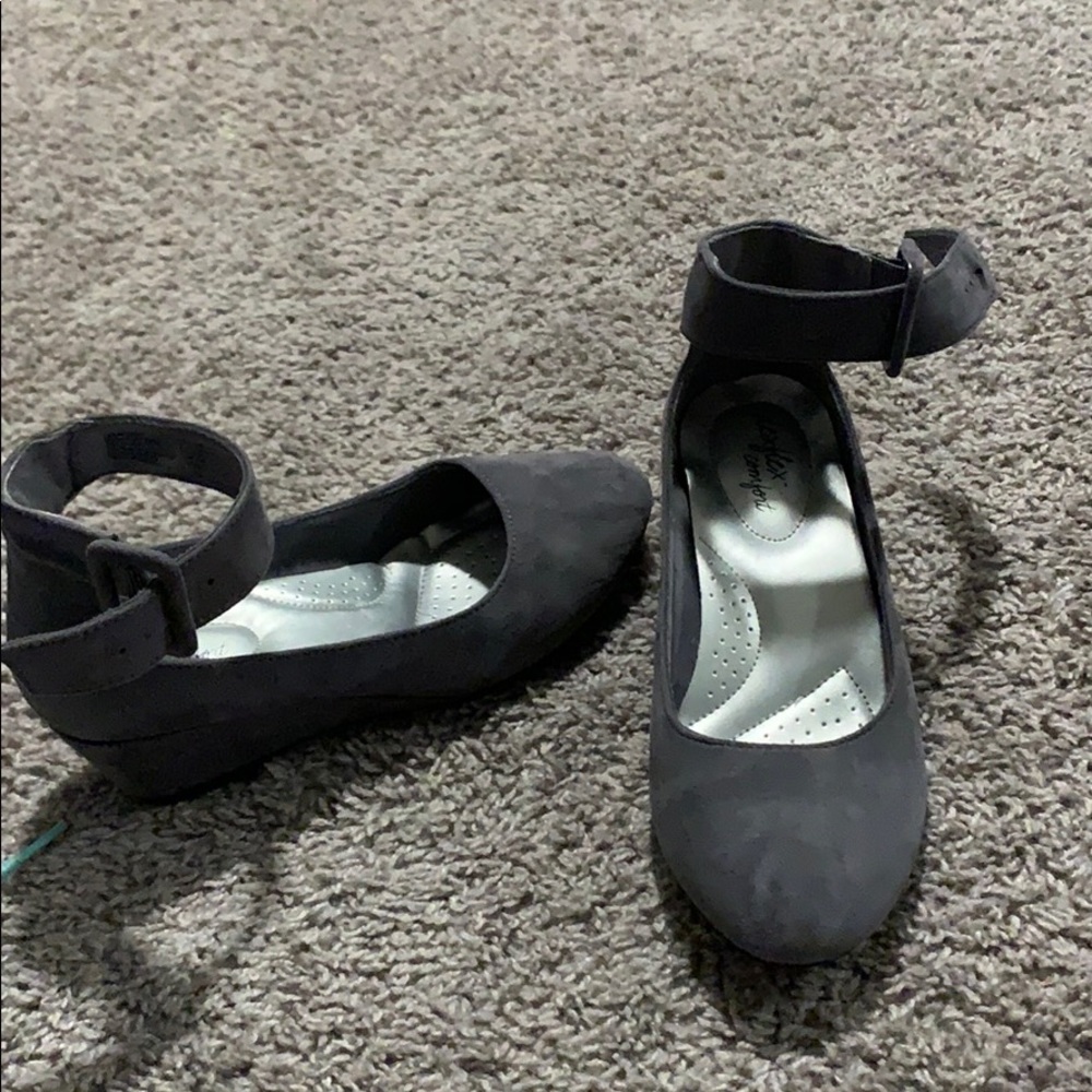 tiny heel w strap around ankle, very comfy! wide